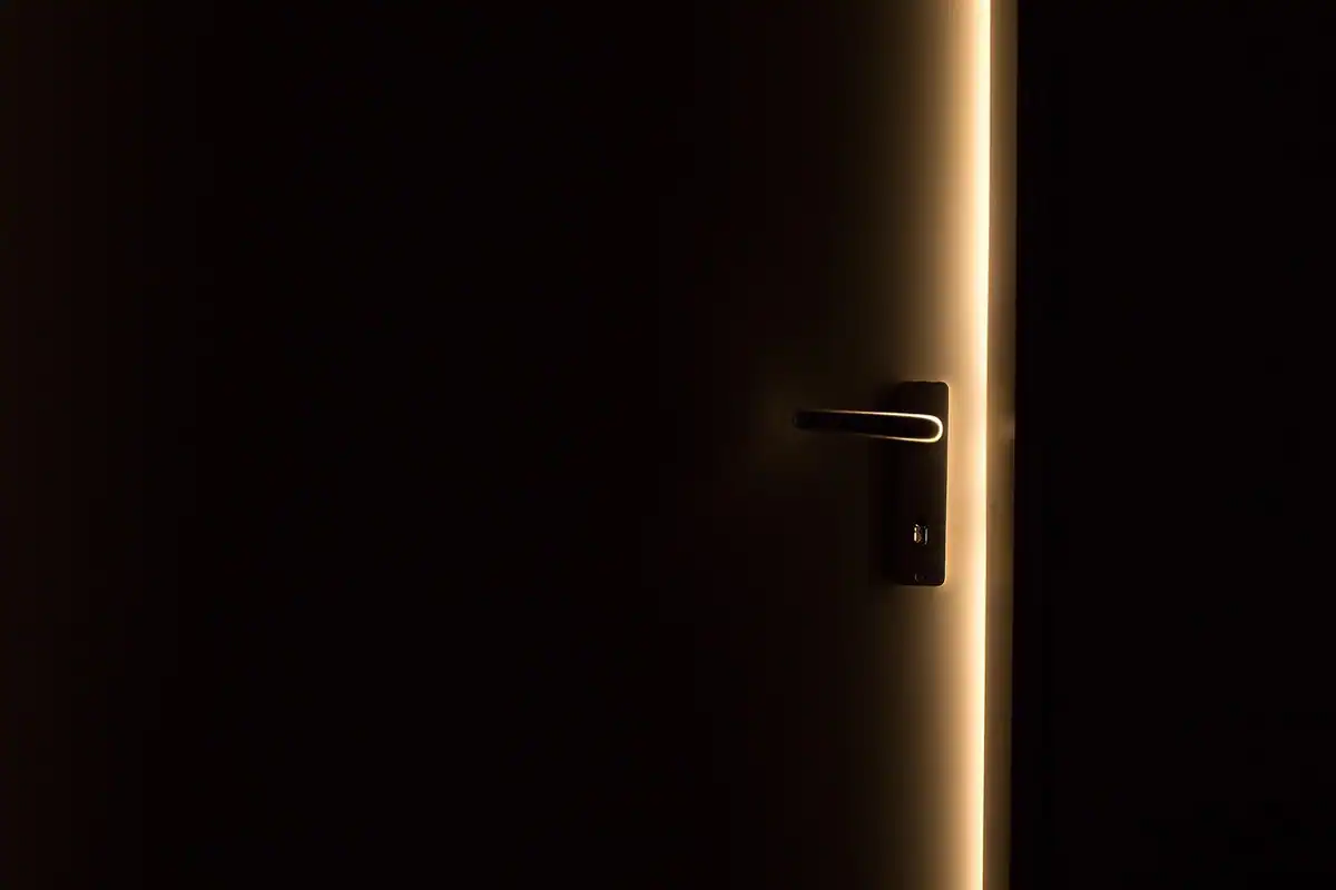 Baie luminoasă și minimalistă, cu ușă largă de acces fără prag, pentru trecere ușoară