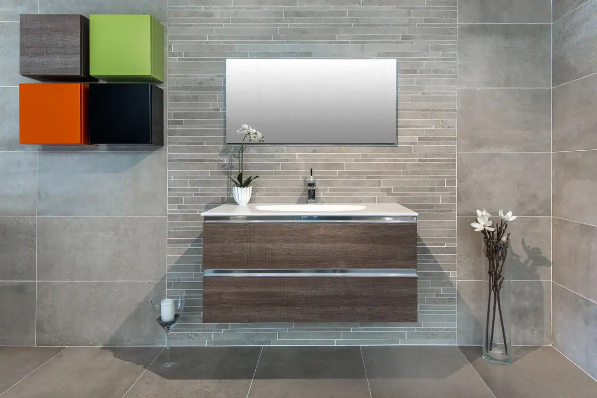 Baie modernă minimalistă cu corp suspendat pentru lavoar, oglindă și rafturi decorative