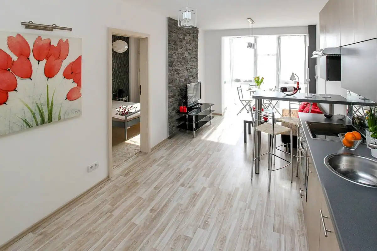 Living aranjat cu spații de trecere între mobilă, văzut într-un apartament modern