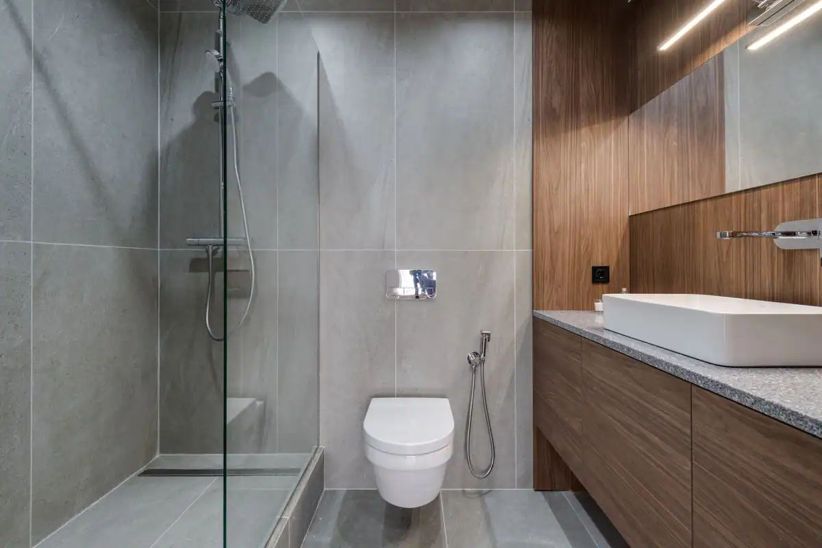 Baie modernă cu duș walk-in, lavoar și finisaje din lemn
