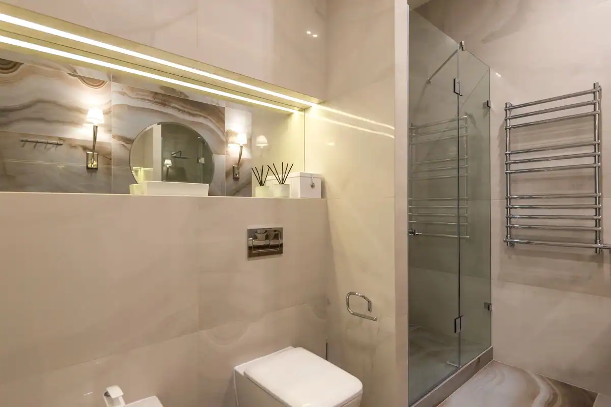 Baie contemporană cu duș din sticlă și iluminat LED