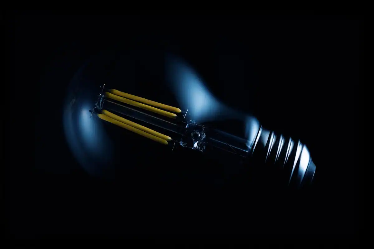 Becuri LED aprinse lângă mostre de țesături colorate, pentru compararea redării culorilor