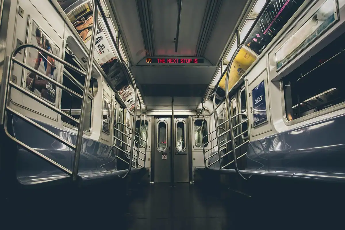 Ușă glisantă de duș cu șină cromată, văzută din interiorul unei băi moderne