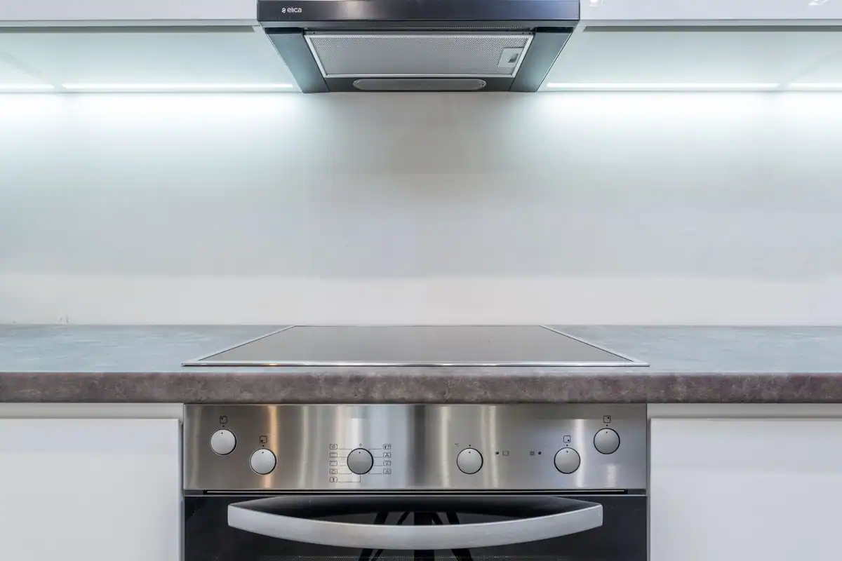 Bucătărie elegantă cu electrocasnice din oțel și design minimalist