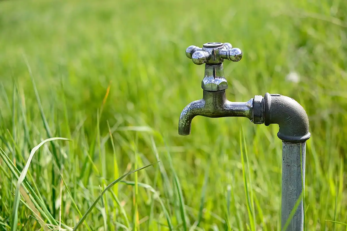 Țeavă de scurgere și racord de instalații sanitare montate în pardoseală